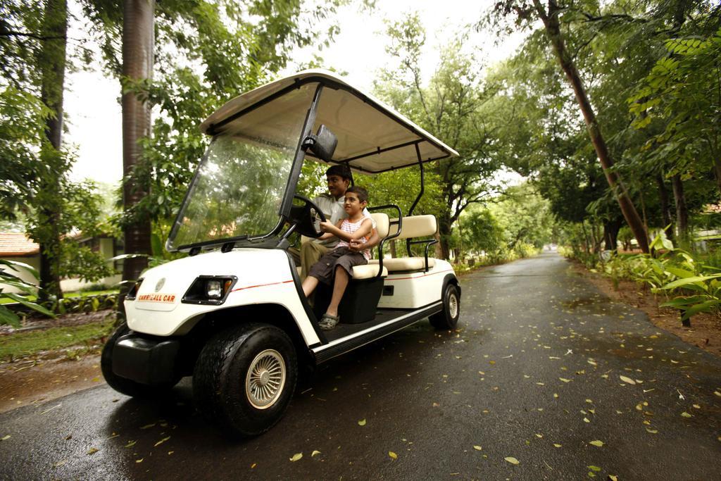 Heritage Maduraj Zewnętrze zdjęcie A 4-seater golf cart